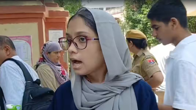 বাধা উপেক্ষা করে বোরকা পরেই পরীক্ষায় অংশ নিলেন কুলসুম বানো