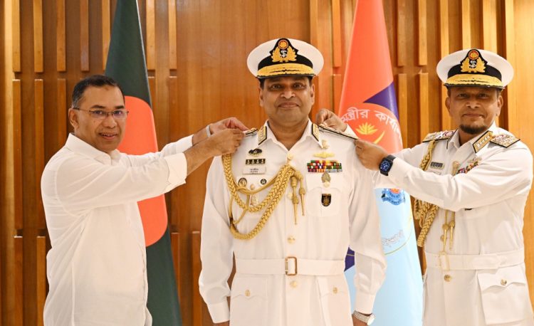 নবনিযুক্ত নৌবাহিনী প্রধানকে ভাইস এডমিরাল র‍্যাংক ব্যাজ পরালেন প্রধানমন্ত্রী