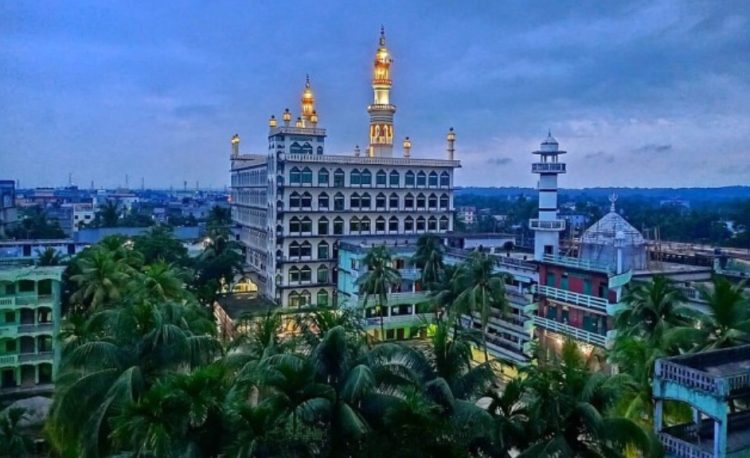 হাটহাজারী মাদরাসার অভ্যন্তরে টিকটক; বহিষ্কার করা হলো ৪ শিক্ষার্থীকে