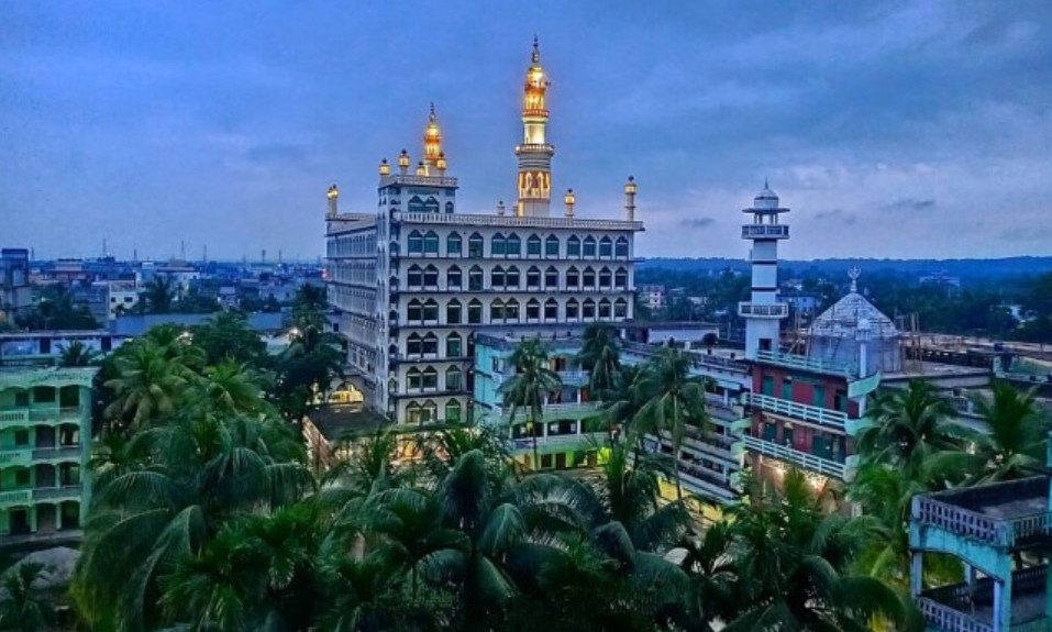 হাটহাজারী মাদরাসার অভ্যন্তরে টিকটক; বহিষ্কার করা হলো ৪ শিক্ষার্থীকে