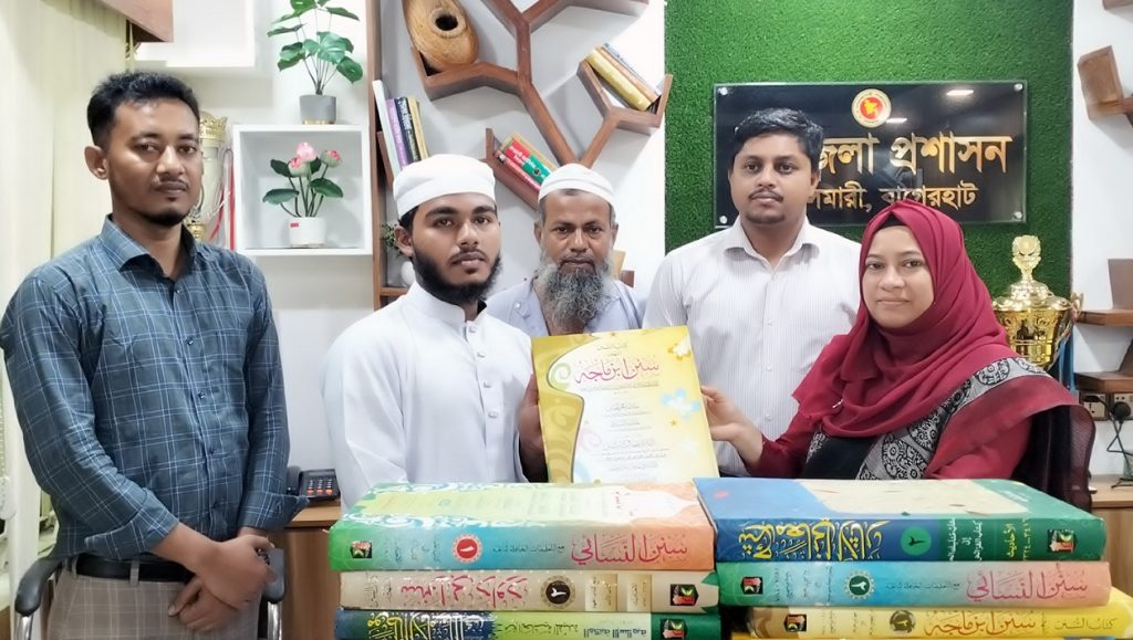 ইউএনও’র পক্ষ থেকে দাওরায় হাদিসের কিতাব পেয়ে আবেগাপ্লুত হয়ে কান্নায় ভেঙে পড়লেন বাবা-ছেলে