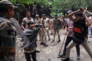 দিল্লিতে বিক্ষোভকারীদের ওপর নজরদারির অভিযোগ, পুলিশকে হাইকোর্টে তলব