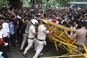 আন্দোলন স্থগিতের অনুরোধ সরকারের, প্রত্যাখ্যান ককরোচ পার্টির