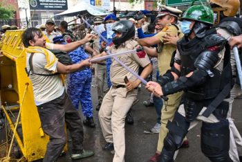 ককরোচরা দিল্লি হাইকোর্টকেও বিপদে ফেলল; আন্দোলন ঘিরে উত্তেজনা