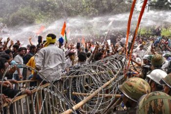 ফের বিক্ষোভে উত্তপ্ত ভারত, শিক্ষার্থীদের ওপর পুলিশের লাঠিচার্জ-জলকামান