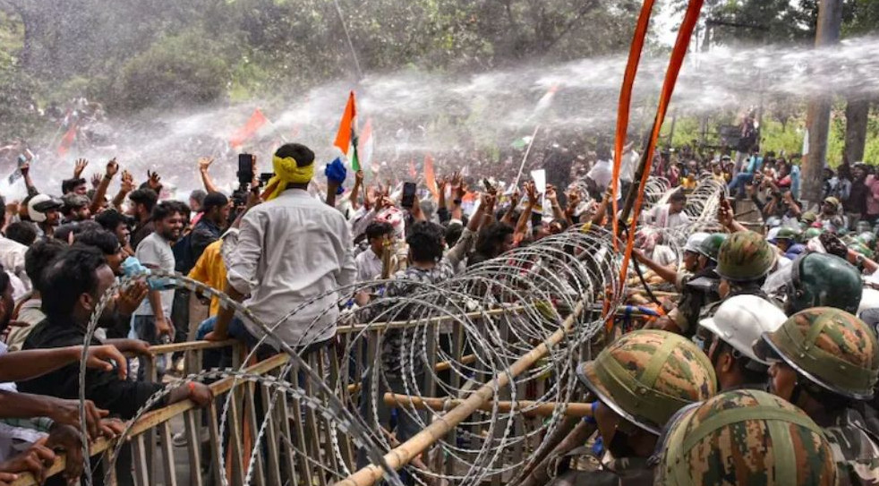 ফের বিক্ষোভে উত্তপ্ত ভারত, শিক্ষার্থীদের ওপর পুলিশের লাঠিচার্জ-জলকামান