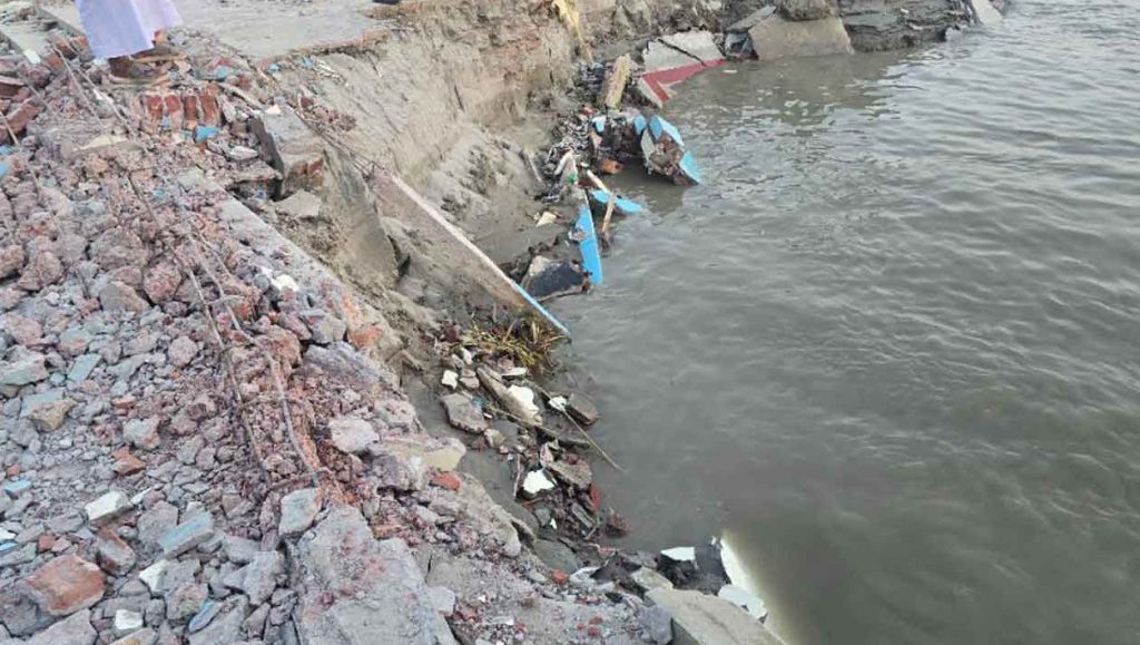এশার নামাজ পড়ে ফজরে এসে মুসল্লিরা দেখেন মসজিদ বিলীন পদ্মায়