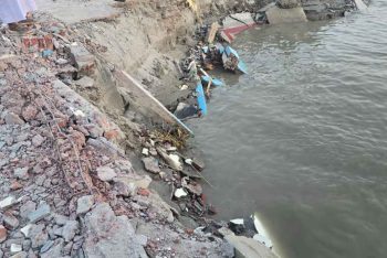 এশার নামাজ পড়ে ফজরে এসে মুসল্লিরা দেখেন মসজিদ বিলীন পদ্মায়