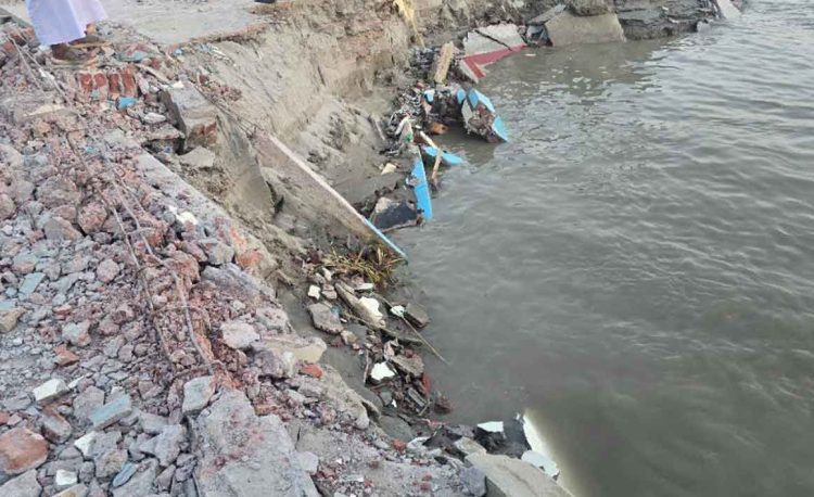 এশার নামাজ পড়ে ফজরে এসে মুসল্লিরা দেখেন মসজিদ বিলীন পদ্মায়