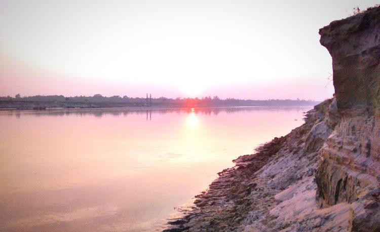 আসছে শীত, ঘাসের ডগায় জমছে শিশিরবিন্দু