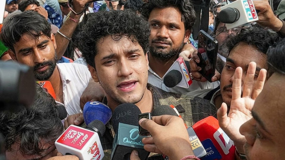 দিল্লি পুলিশকে ২৪ ঘণ্টার আলটিমেটাম ককরোচ পার্টির
